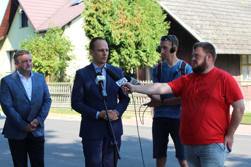 Zmodernizowana ulica Szkolna w Gorzycach już otwarta. Wiceminister Rafał Weber chwalił efekty przebudowy [ZDJĘCIA]