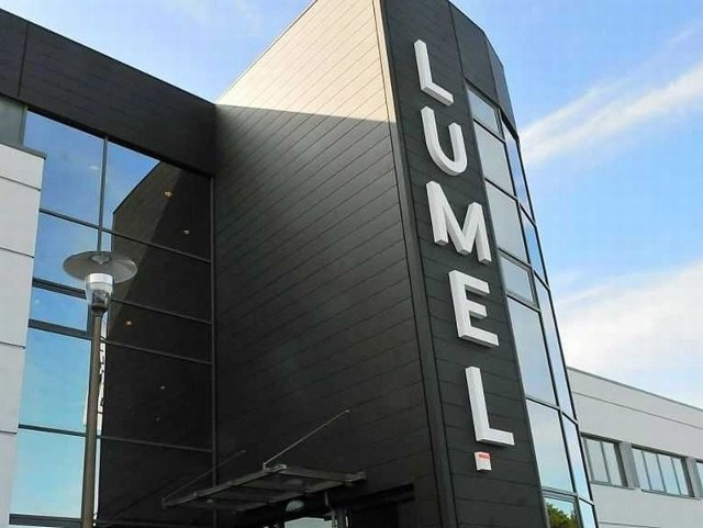 (fot. Paweł Janczaruk) Czy za kilka miesięcy na budynkach Lumelu zawisną flagi inwestora z Indii?