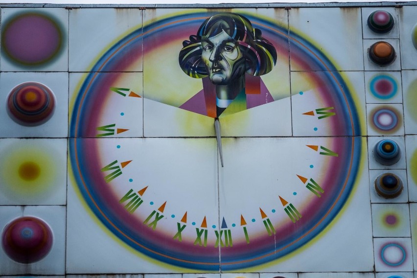 Popiersie Mikołaja Kopernika na fasadzie Auli UMK.
