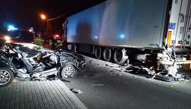 Do wypadku w miejscowości Chełmce w powiecie kaliskim doszło w sobotę, 19 października, około godz. 19. Samochód osobowy marki BMW wjechał w tył naczepy zaparkowanej przy drodze ciężarówki.Przejdź do kolejnego zdjęcia --->