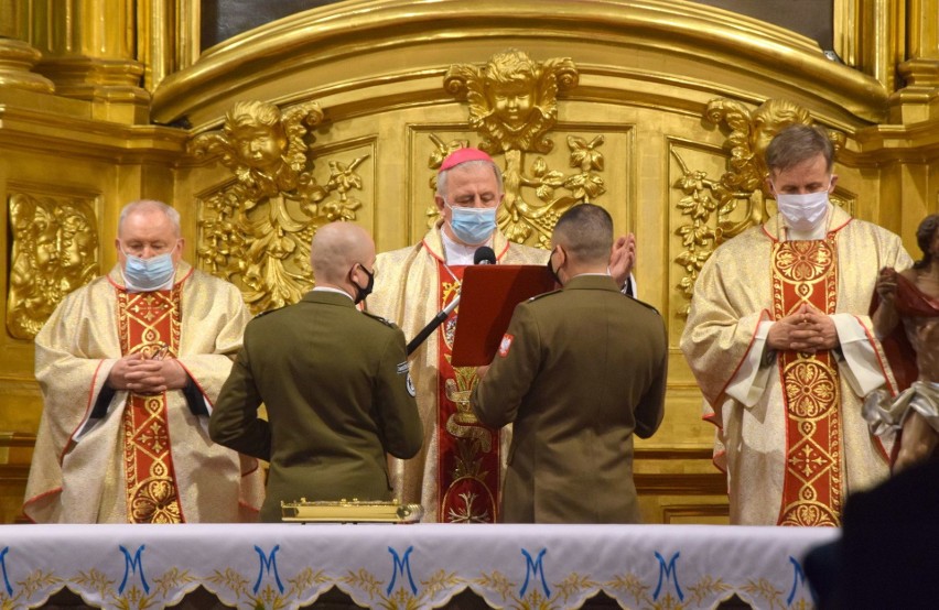 Biskup Jan Piotrowski przewodniczył mszy świętej w Bazylice...
