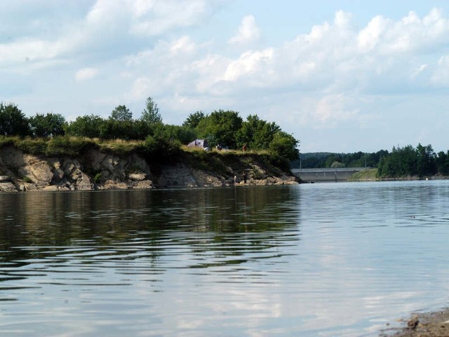 Zalew na Wisłoku w Sienawie powstał w 1978 roku. Zapora ma 38 metrów wysokości, 174 metry długości i 9,5 metra szerokości, Maksymalna pojemność to 15,5 mln m. sześć. Zalew poza tym, że stanowi ujęcie wody, pełni też rolę retencyjną, przeciwpowodziową i rekreacyjną.