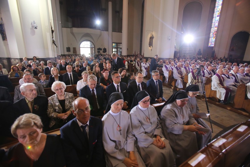 Pogrzeb arcybiskupa Szczepana Wesołego. Zmarły,, zgodnie ze...