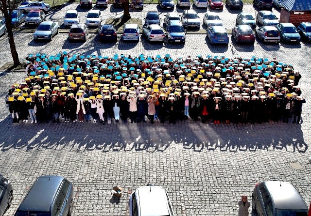 Żywa flaga w geście solidarności Uniwersytetu Szczecińskiego z Ukrainą