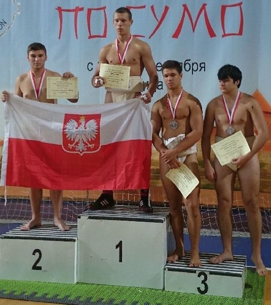 Paweł Dziuba z Połańca na najwyższym stopniu podium - został mistrzem Europy juniorów w sumo.