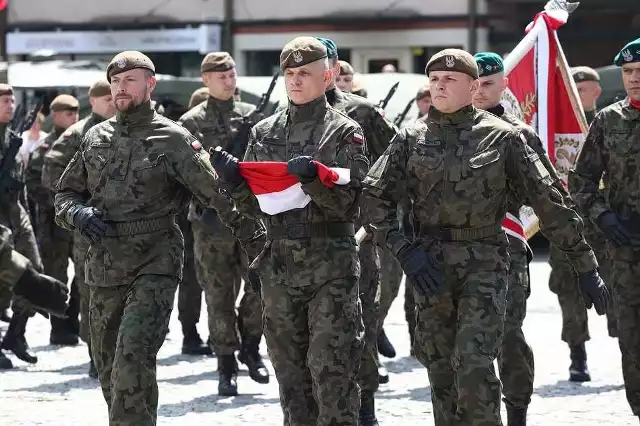 Szeregowy Paweł Kowalczyk (pierwszy z prawej) jest rekordzistą wśród terytorialsów, jeśli chodzi o ilość oddanej krwi.