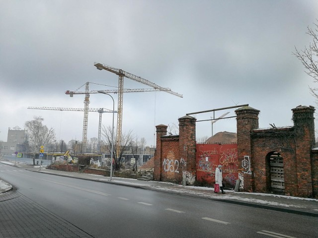 Do sądu trafił akt oskarżenia przeciwko toruńskiemu komornikowi Dariuszowi Z. Będzie on odpowiadał za przekroczenie uprawnień. Grozi za to do trzech lat pozbawienia wolności. Czytaj też:Zarobki w wojsku 2019Zarobki w policji 2019Zarobki nauczycieli. Paski płacowePisaliśmy już, że zarzut mu postawiony dotyczy licytacji gruntu po dawnym Tormięsie i związanych z nią niejasności podatkowych. Nieruchomość po dawnej rzeźni kupiła kilka lat temu w drugim podejściu firma Willa Developer. Była praktycznie jedynym kandydatem i zapłaciła za nią niecałe 10,5 miliona złotych.