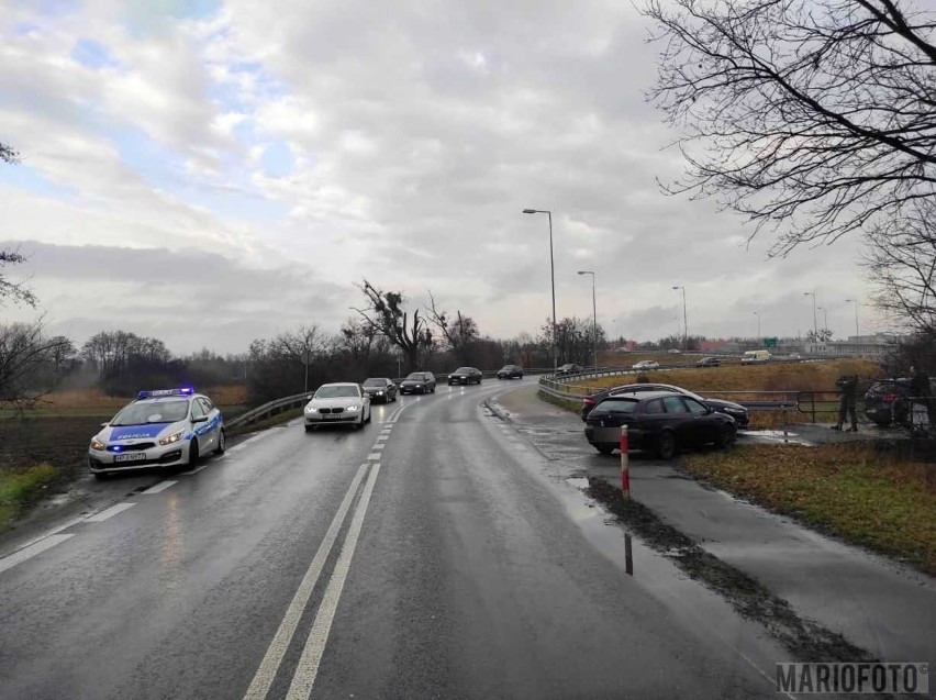 Kolizja na Niemodlińskiej w Opolu. 20-letnia kobieta wjechała w barierkę