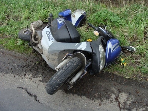 Kierowca motoroweru został potrącony przez wyprzedzającego go opla.