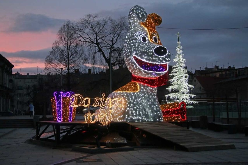 Bielsko-Biała: Iluminacja z 5-metrowym Reksiem robi furorę. Każdy chce sobie zrobić fotkę z sympatycznym psiakiem [ZDJĘCIA]