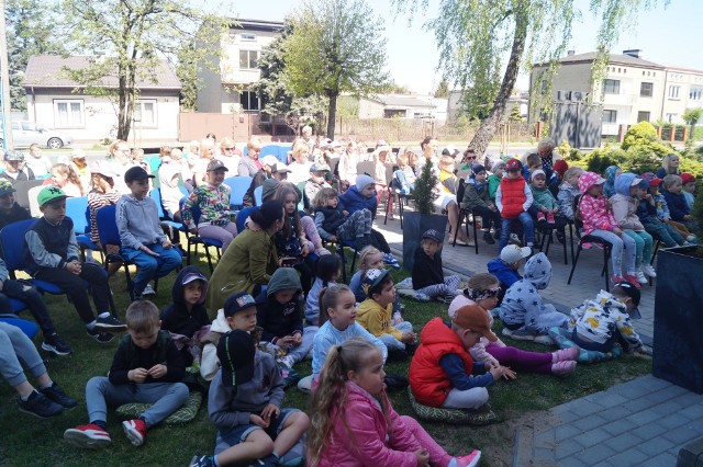 Dzieci z Publicznego Przedszkola numer 1 imienia Jasia i Małgosi w Białobrzegach wzięły udział w akcji czytanie pod chmurką w białobrzeskiej bibliotece.