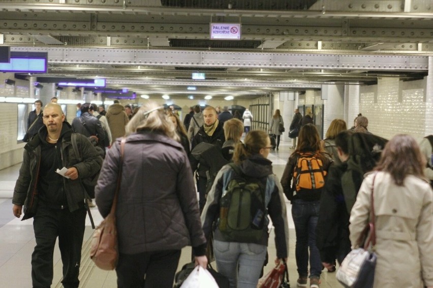 Wrocławianie jadą na Wszystkich Świętych. Jaka sytuacja na Dworcu Głównym PKP? [FOTO]