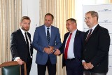 Samorząd województwa pomorskiego, PKM i PKP PLK podpisały w Warszawie oficjalne porozumienie ws. budowy kolejowego bajpasa kartuskiego