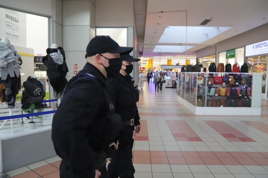 Policja i sanepid kontrolują wrocławskie galerie handlowe. Mandatów wystawili niewiele