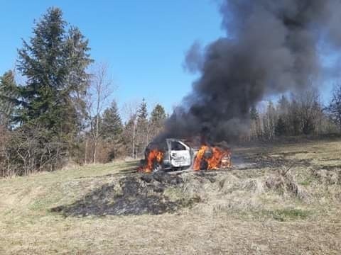 Lubomierz. Samochód płonął jak pochodnia w trudno dostępnym terenie. Strażacy ugasili pożar przy pomocy gaśnic [ZDJĘCIA]