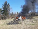 Lubomierz. Samochód płonął jak pochodnia w trudno dostępnym terenie. Strażacy ugasili pożar przy pomocy gaśnic [ZDJĘCIA]