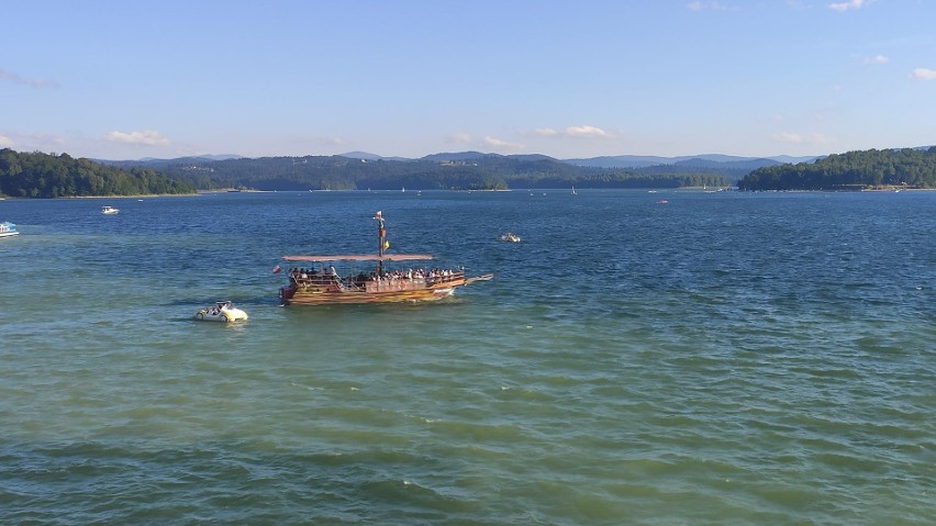 W piątek na Jeziorze Solińskim wypoczywały tłumy turystów,...
