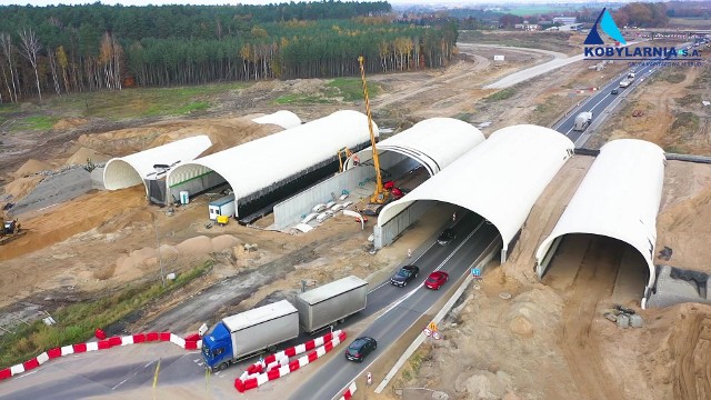 Zdjęcia z budowy S5 w województwie kujawsko-pomorskim. Zaglądamy na odcinek nr 2.Kontrakt, którego wartość to ponad 583 mln zł, zakłada budowę 22,4-kilometrowego odcinka od węzła Dworzysko (bez węzła) – do węzła Aleksandrowo (z węzłem) o długości około 22,4 km".Więcej zdjęć w galerii.