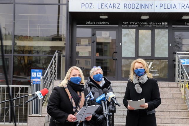 Posłanki Platformy Obywatelskiej krytykują program szczepień. Na zdjęciu Iwona Hartwich, radna Margareta Skerska i posłanka Iwona Kozłowska.