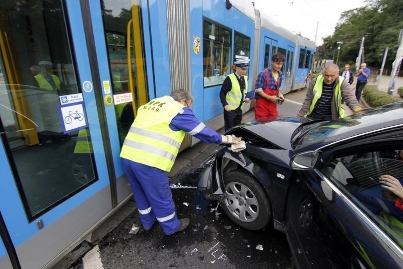 Wrocław: Wypadek przy moście Szczytnickim. Tramwaj Plus wypadł z szyn (ZDJĘCIA)