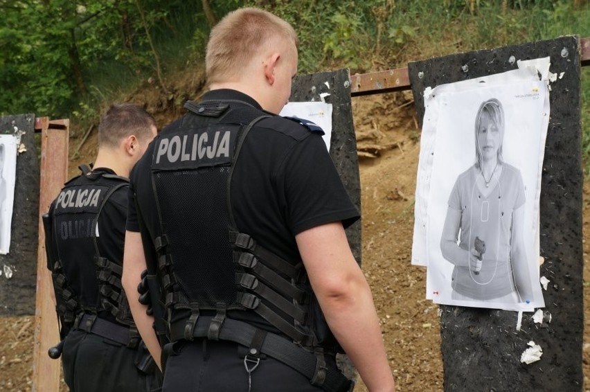 Policjanci z Sosnowca strzelają do tarczy z wizerunkiem...