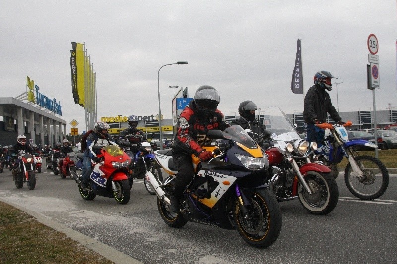 Ponad 500 motocyklistów przejechało w niedzielę z Turawy...