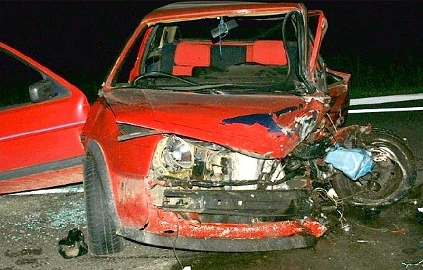 Golf uderzył w naczepę ciężarówki. 31-letniego kierowcę wycinali strażacy. (zdjęcia)