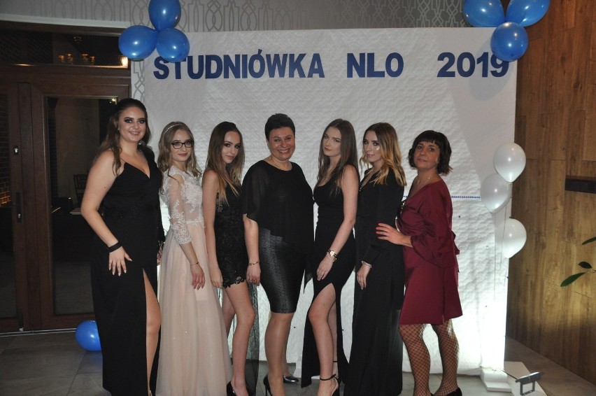 W całej Wielkopolsce trwają studniówki 2019. Na balach bawią...