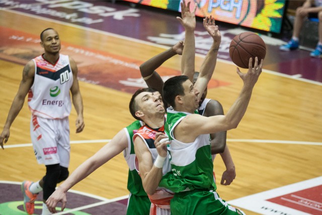 02.05.2015 slupsk hala gryfiaenerga czarni slupsk - wks slask wroclaw nz. przy pilce vuk radivojevic; za nim jaroslaw mokrosfot. lukasz capar /glos pomorza / polskapresse