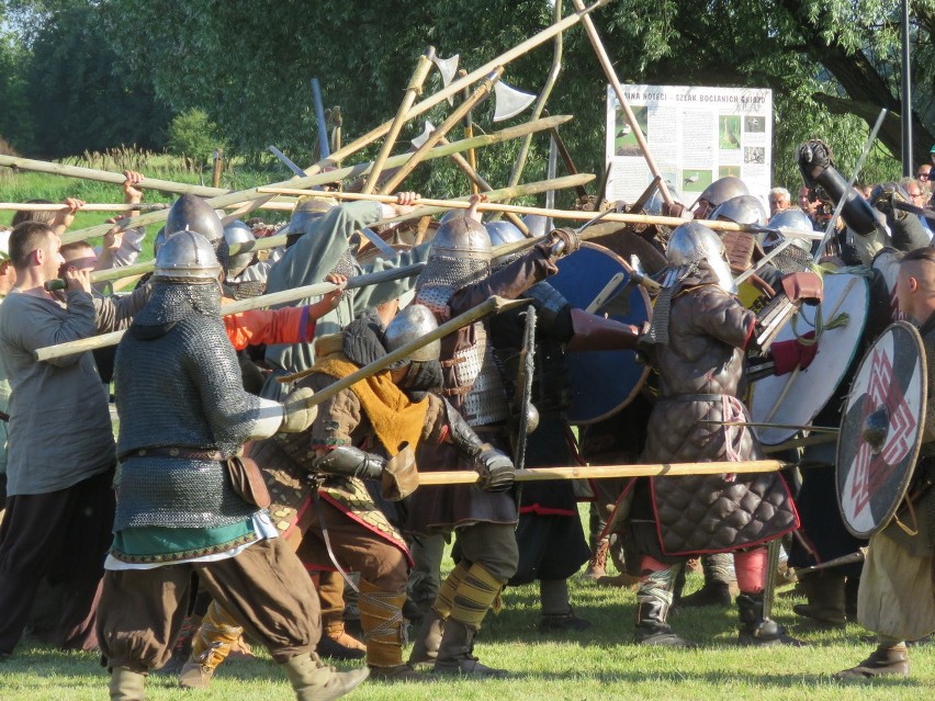 200 odtwórców historycznych ról przeniosło chętnych w czasy...