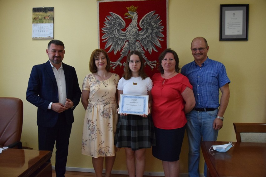 Stypendium wójta gminy Karniewo otrzymało troje uczniów. W czym okazali się najlepsi?