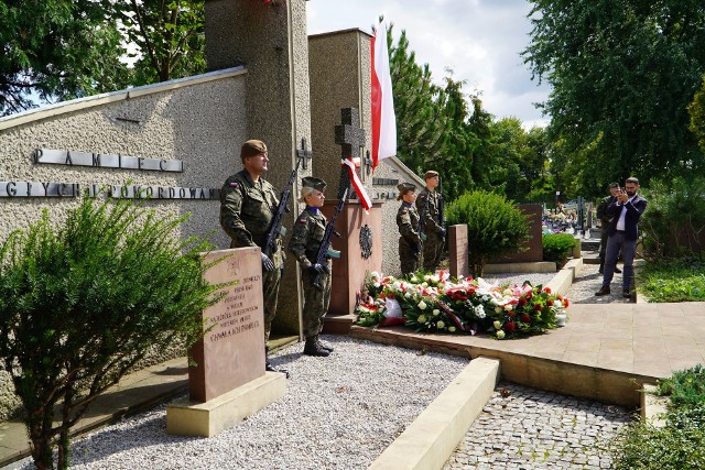 W Grójcu 1 września uroczyście złożono wieńce pod pomnikiem Ofiar II Wojny Światowej.