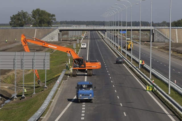 08.10.2008 gdansk prace wykonczeniowe na odcinku autostrady a1 od swarozyna do nowych marzow. dziennik baltycki fot. grzegorz mehring/polskapresse