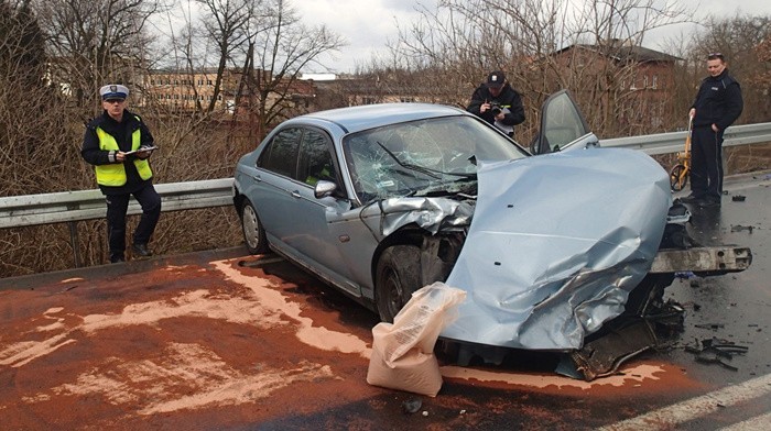 Na wiadukcie drogi nr 12 we Wschowie zderzyły się rover z...