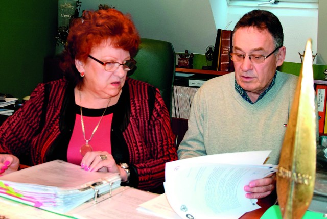 Dyrektor Bożenna Rutkowska i Andrzej Lewkowicz, starszy Cechu, od lat starają się zapewnić młodzieży miejsce do praktycznej nauki zawodou. Ich trud doceniły w tym roku władze miasta i uhonorowały „Włócznią jaćwingów”.