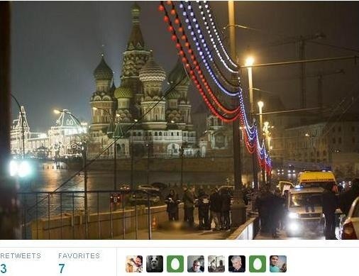 Miejsce zbrodni w centrum Moskwy. Borys Niemcow leży zamordowany przez nieznanych - na razie - zamachowców.
