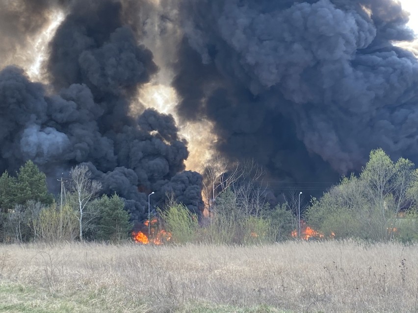 Wielki pożar w Nowinach koło Kielc. Pali się składowisko...