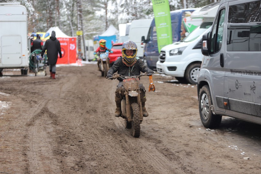 Na torze w Kowali odbyła się I runda Indywidualnych Międzynarodowych Mistrzostw Polski w motocrossie. Zobacz zdjęcia