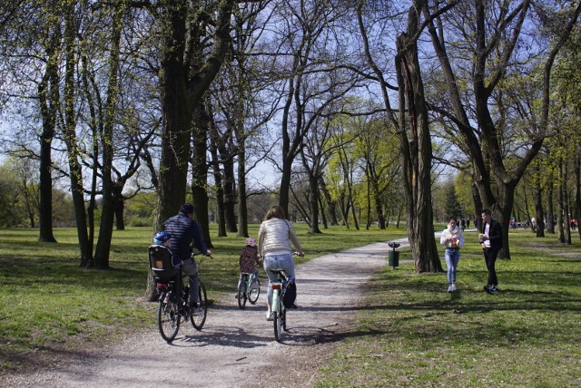 Piękna, słoneczna pogoda, lekki wiatr i kilkanaście stopni ciepła. Wiosna na Wielkanoc ukazała swoje najpiękniejsze oblicze. Docenili ją także spacerowicze - parki licznie przemierzają rodziny z dziećmi i rowery. Zobacz zdjęcia z poznańskiej cytadeli -->