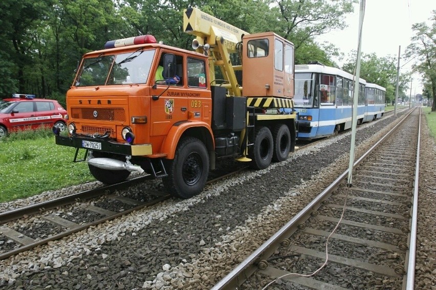 Wrocław: Zerwana trakcja na Lotniczej naprawiona. Tramwaje wróciły na swoje trasy (ZDJĘCIA)