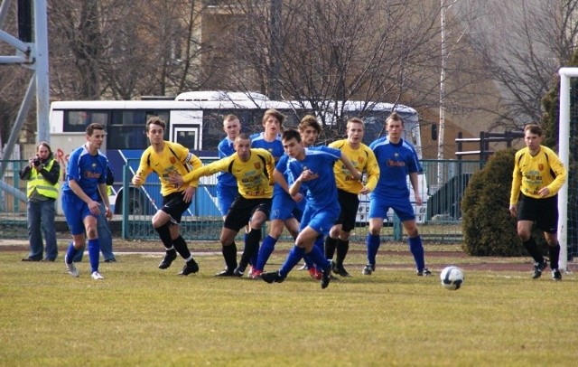 Stal Mielec - PodlasiePilkarze Stali Mielec (niebieskie koszulki) przegrali z Podlasiem Biala Podlaska 0-2.