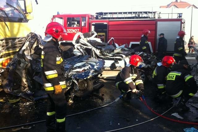 Na miejscu tragedii w Boguchwale pracują strażacy.