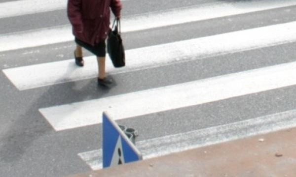 Potrącony pieszy ma złamaną nogę. Trafił do szpitala.