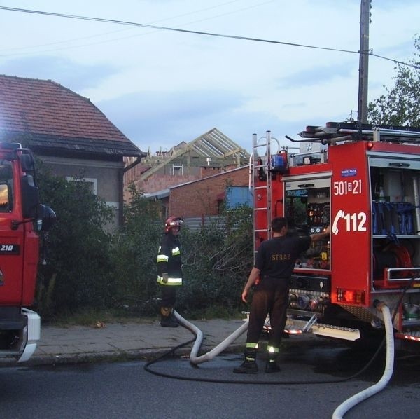 Pożar wybuchł na strychy domu pokrytego czerwoną dachówką. Już około godziny 19.30 ogień tlił się słabo w środku. 