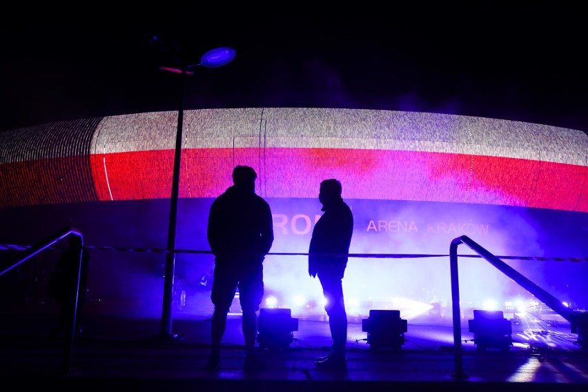 Kraków. Patriotyczna iluminacja kładki Bernatka, estakady tramwajowej i Tauron Areny [ZDJĘCIA]