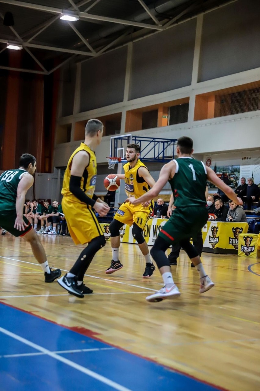 Koszykarze Żubrów (na żółto) ponieśli ósmą porażkę w...