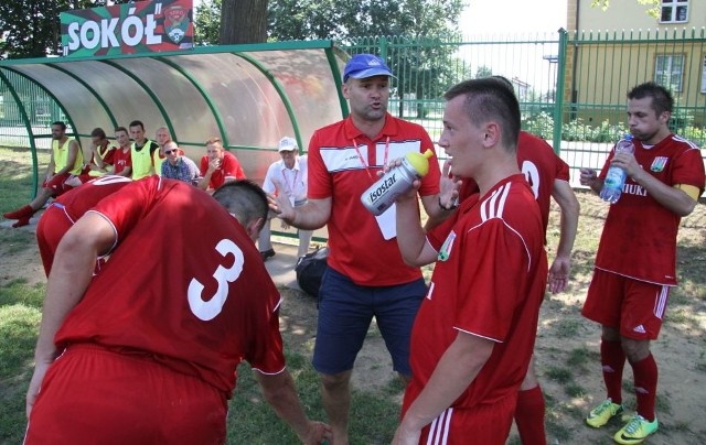 Piłkarze Sokoła Nisko rozegrają w środę zaległy mecz z Wisłokiem Wiśniowa.