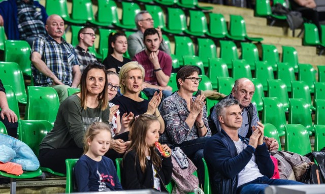 Bydgoszczanki pokonały we własnej hali BKS Bielsko-Biała 3:1 i chwilowo wykaraskały się ze strefy spadkowej Ligi Siatkówki Kobiet. Chwilowo, bo w piątek swój mecz rozegrają siatkarki Budowlanych Toruń. Ich przeciwnikiem będzie zdegradowany już MKS Dąbrowa Górnicza i jest duże prawdopodobieństwo, że sąsiad zza miedzy zainkasuje 3 oczka. To i tak nie przekreśli jednak szans pałacanek na uniknięcie degradacji. Wszystko rozstrzygnie się w ostatniej kolejce, która odbędzie się 11 kwietnia. Zobacz zdjęcia z parkietu i trybun hali "Łuczniczka" >>>  