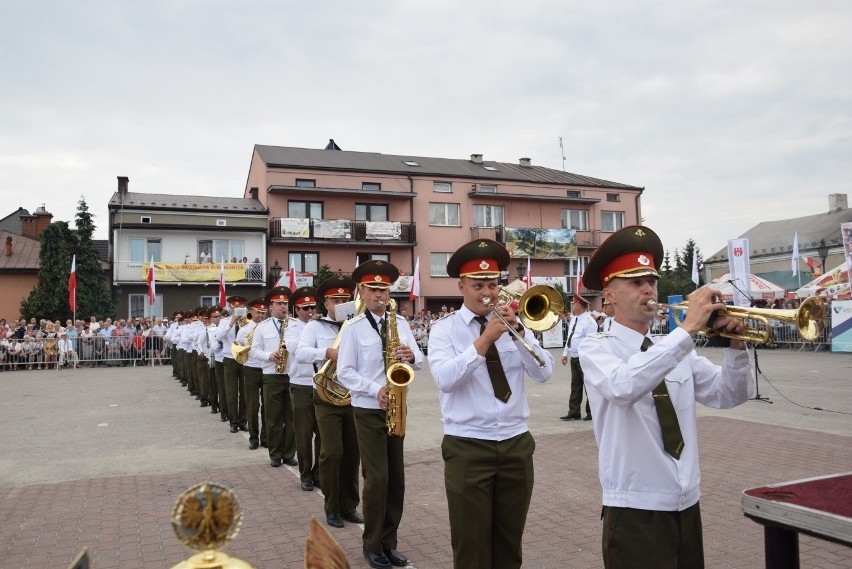 Parada i tańce instrumentalistów w Skale. Festiwal Orkiestr Wojskowych i Dętych