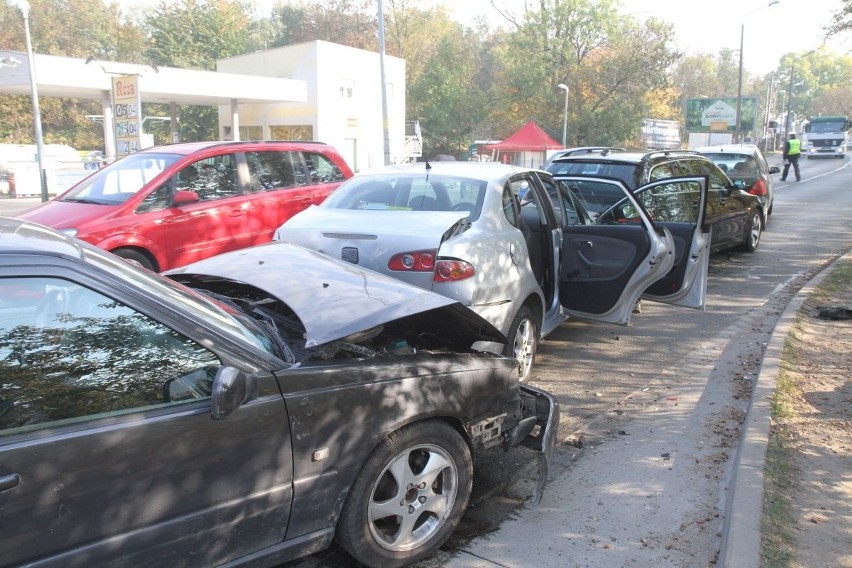 Wypadek czterech aut na Swojczyckiej. Matka i dziecko przewiezieni do szpitala [ZDJĘCIA]